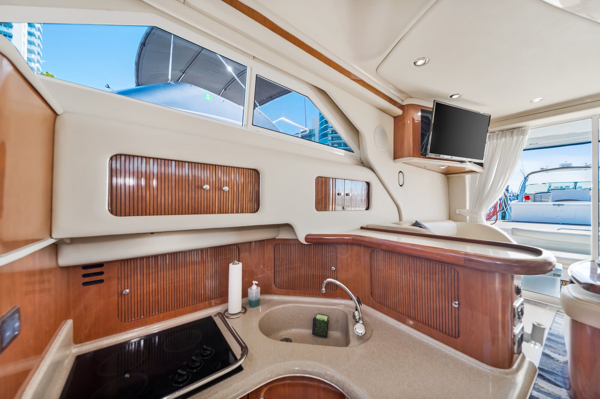 47FT SEA RAY FLY - View 10