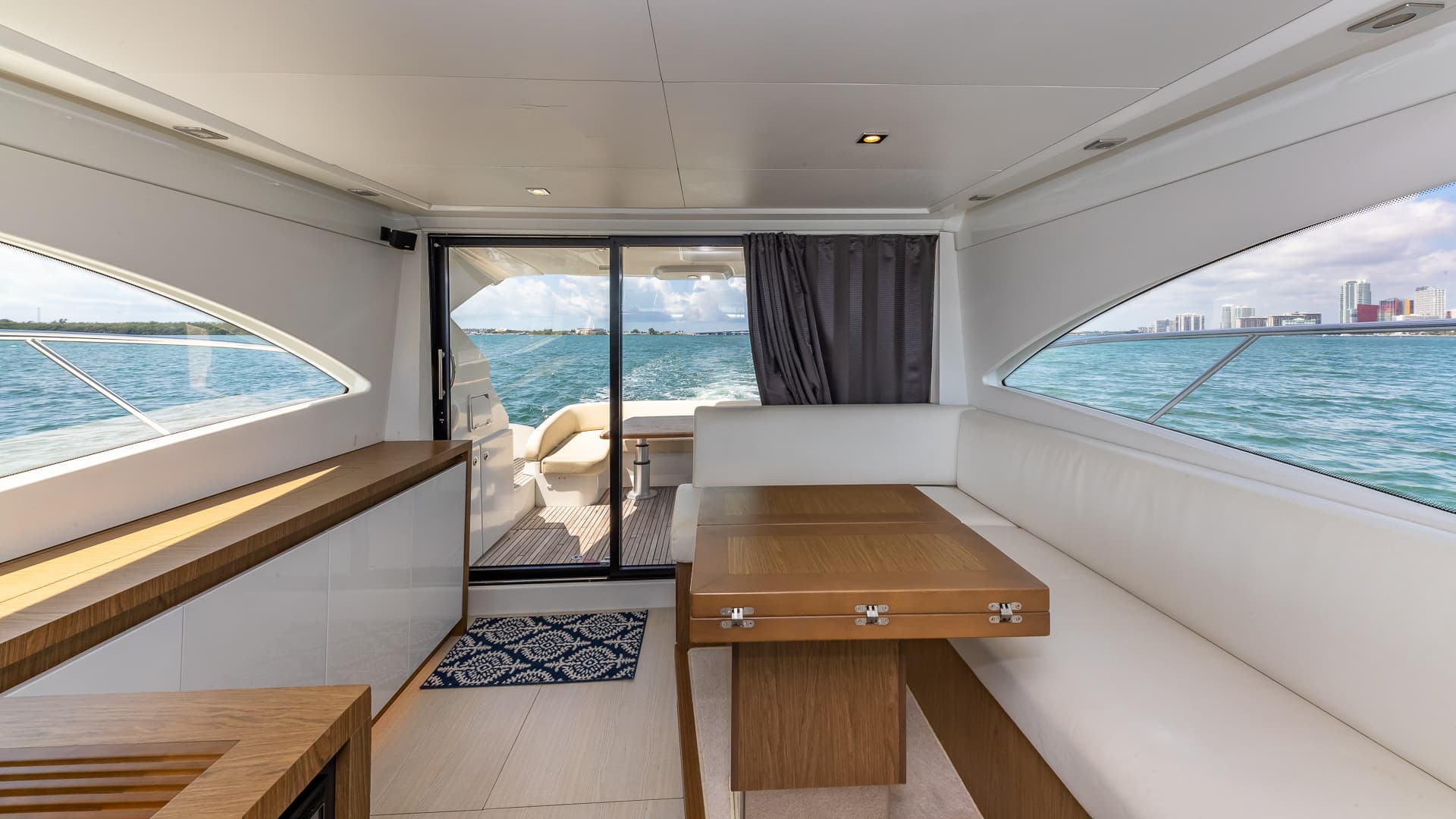 52' Beneteau Flybridge Venetian - View 8