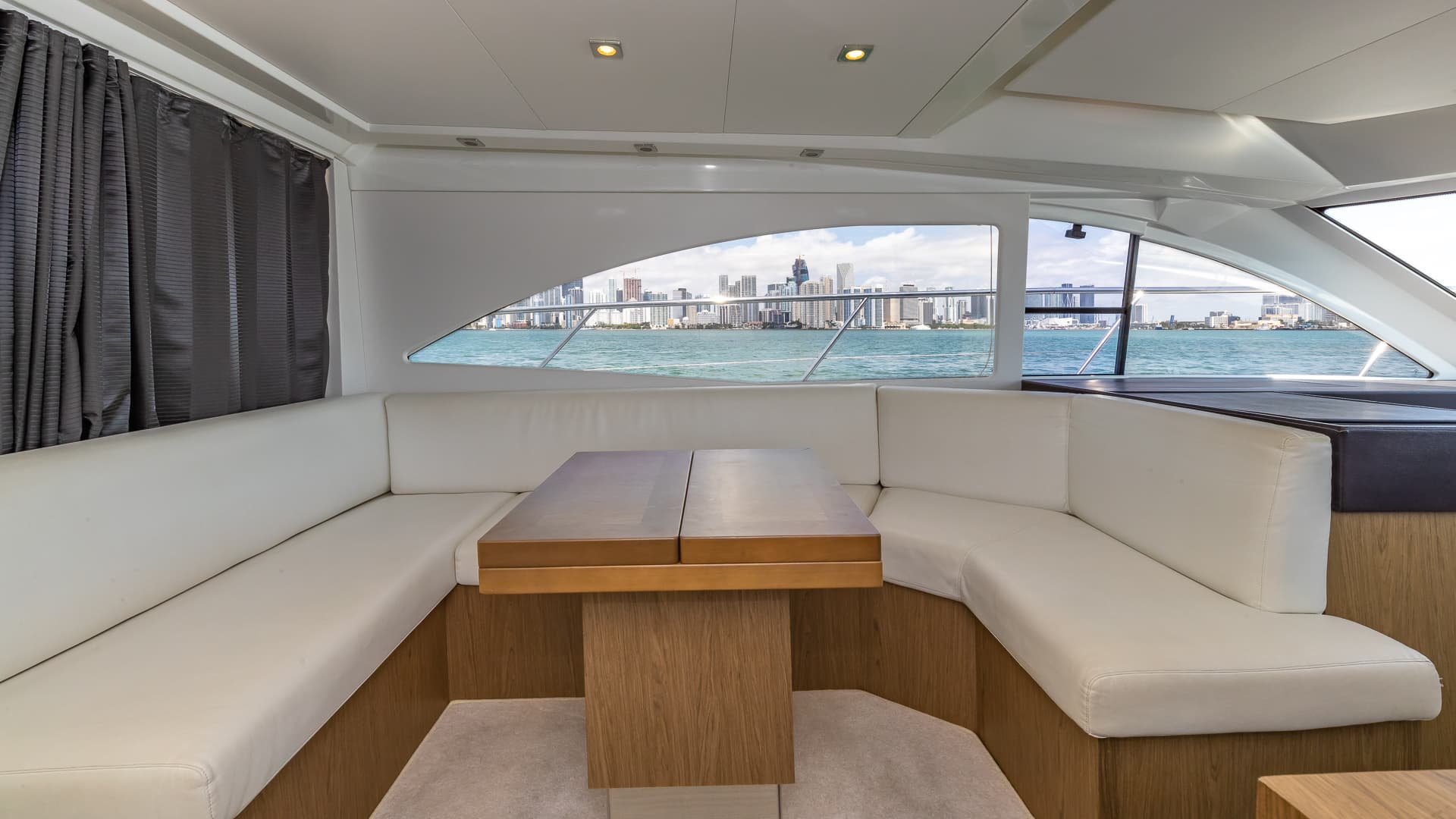 52' Beneteau Flybridge Venetian - View 9