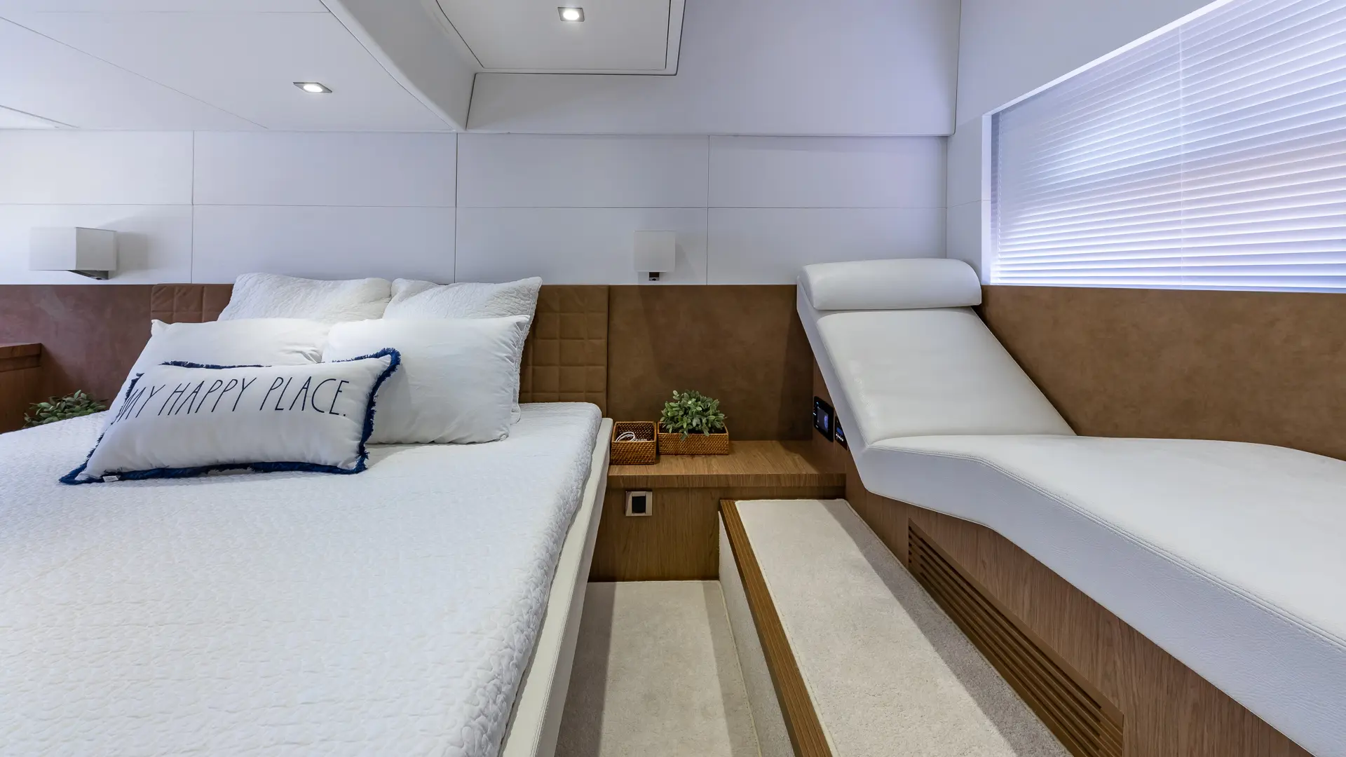 52' Beneteau Flybridge Venetian - View 11
