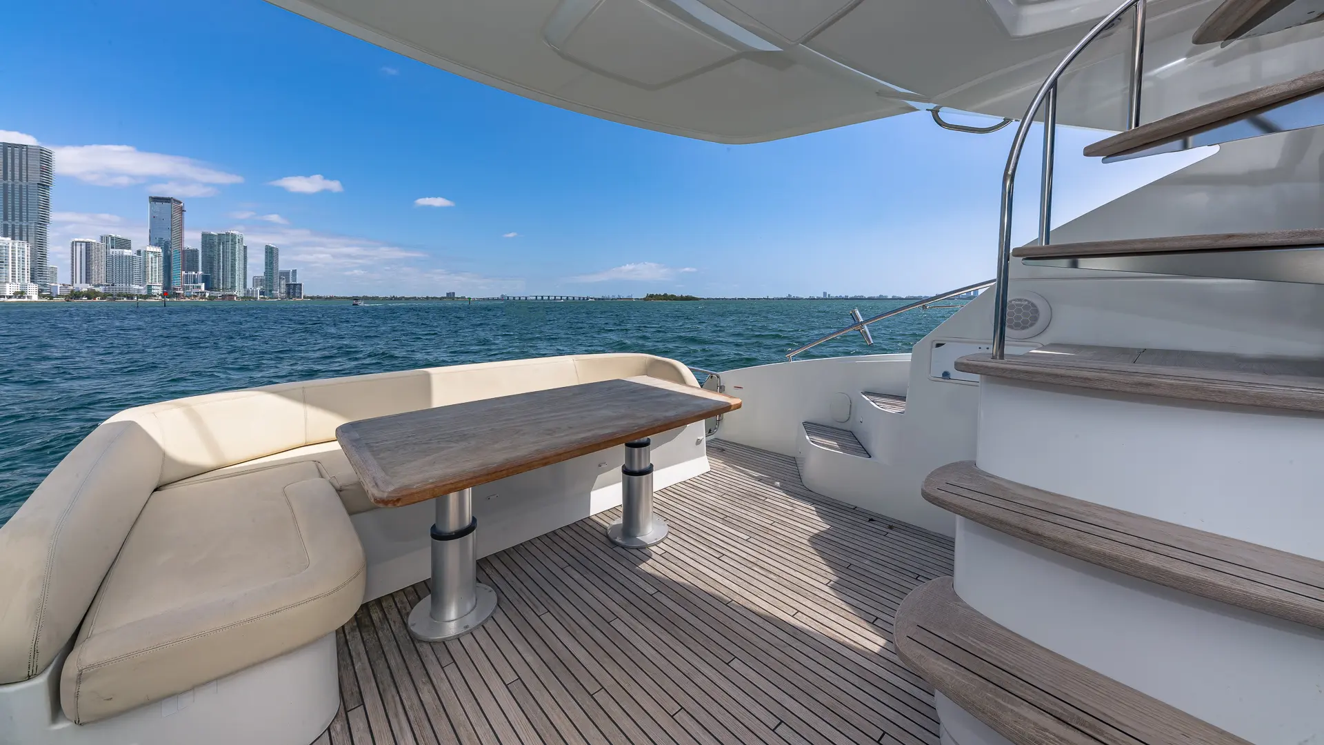 52' Beneteau Flybridge Venetian - View 17