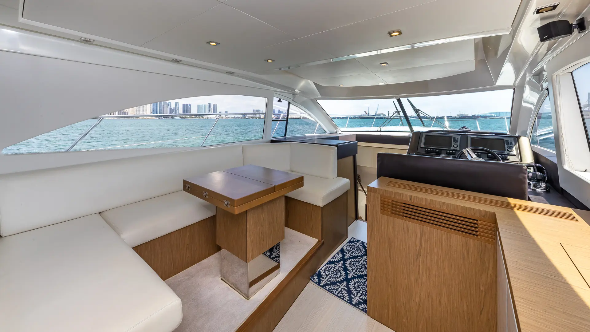 52' Beneteau Flybridge Venetian - View 22