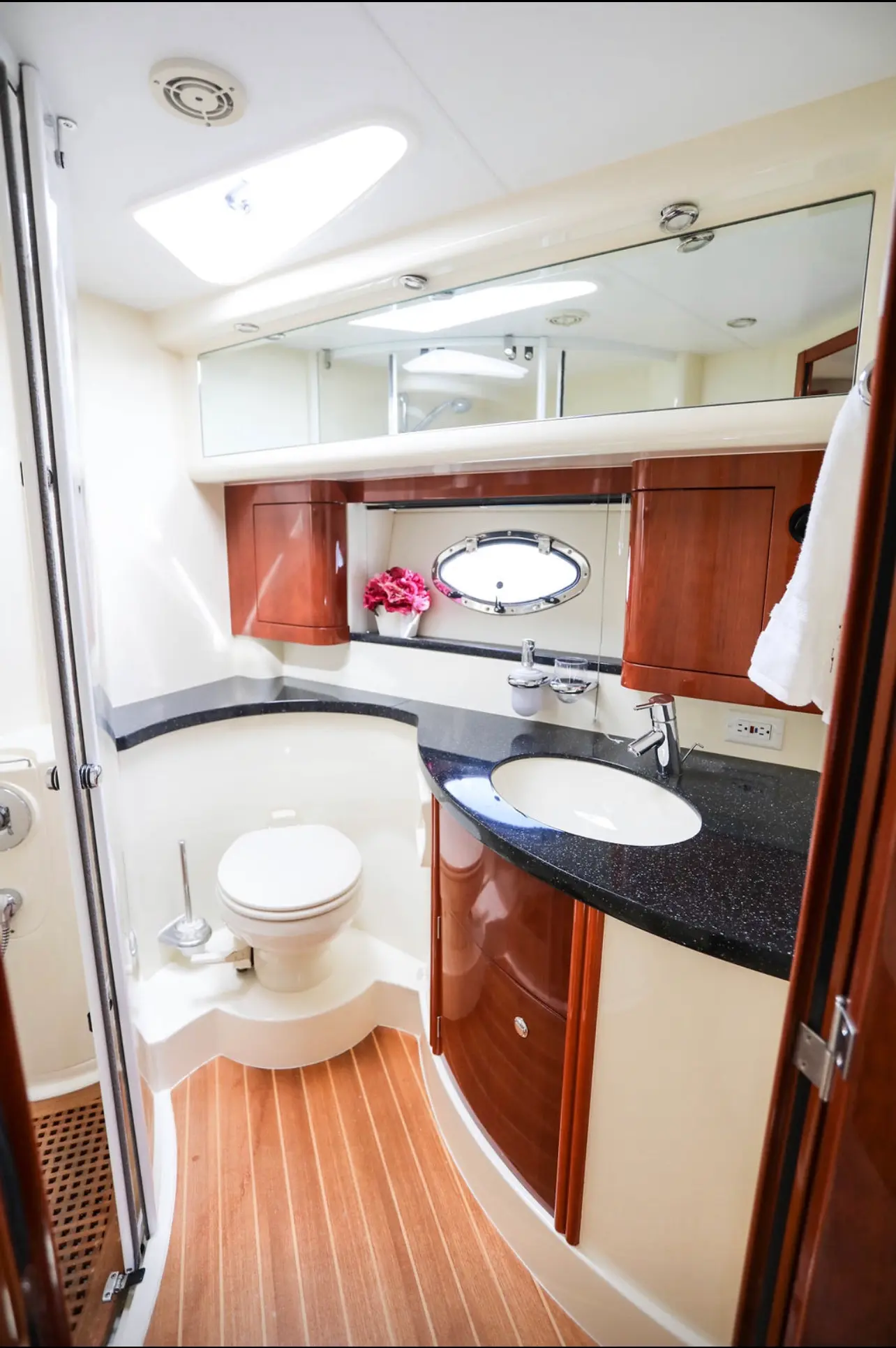 57FT FAIRLINE FLYBRIDGE - View 52