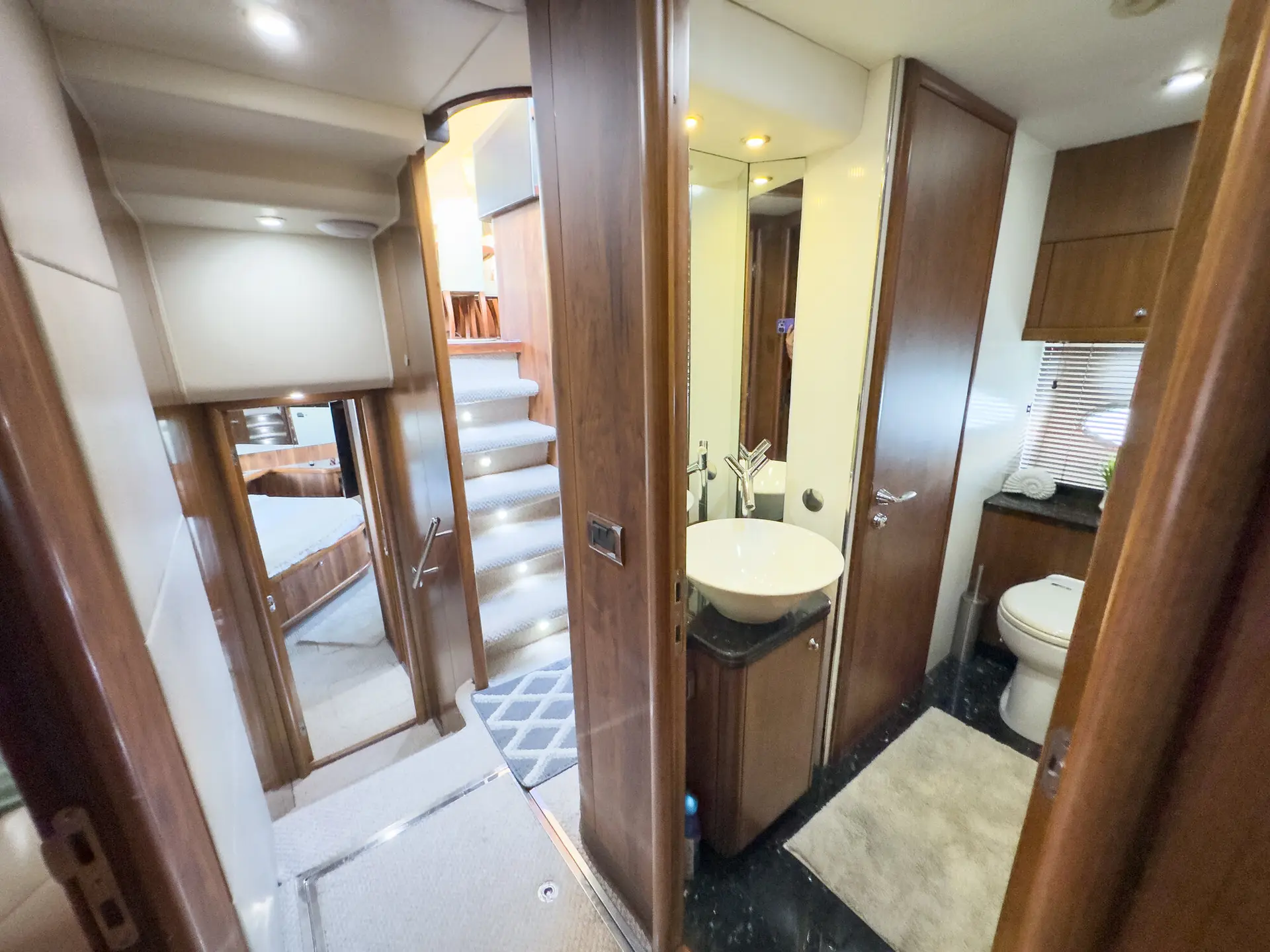 82FT SUNSEEKER PREDATOR - View 20
