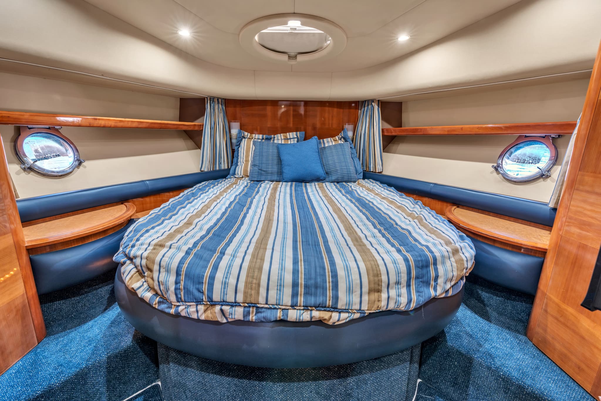 60ft Azimut – Luxury Yacht Charter - View 28